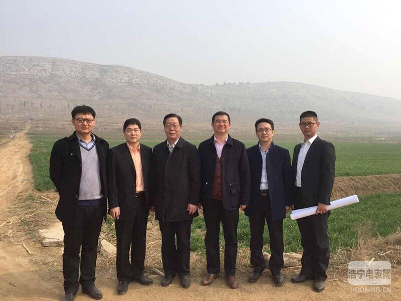 陆总裁一行与当地领导在泰安项目地合影