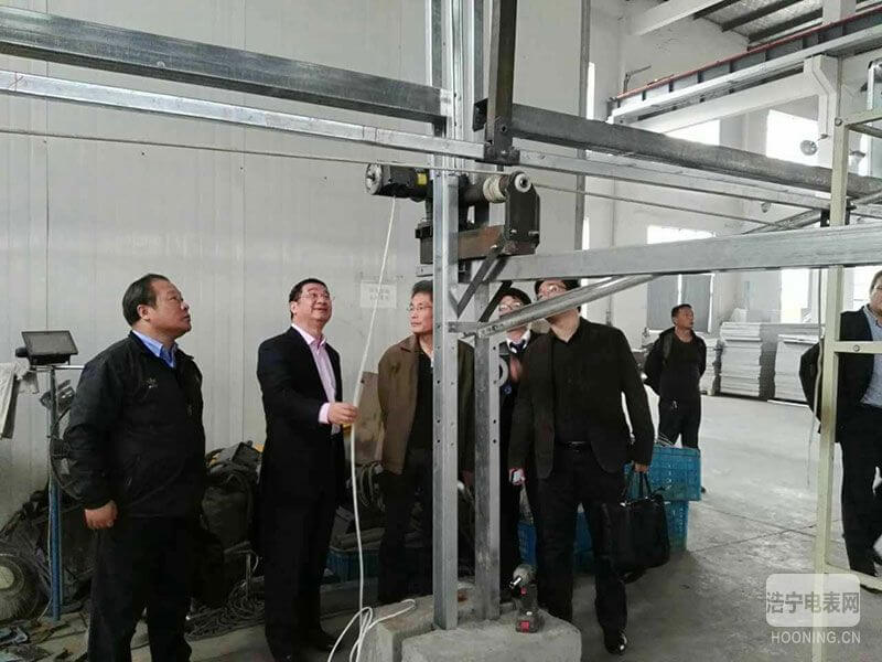 陆总裁在厂房内亲手操作同景专利产品